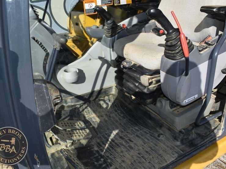 deere-380g-lc-image-60