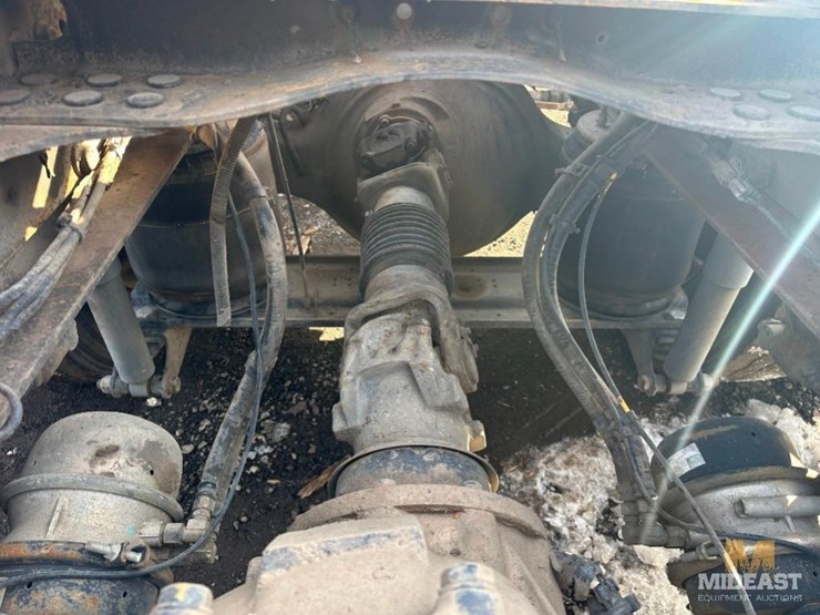 2017-mack-chu613-day-cab-tractor-image-19