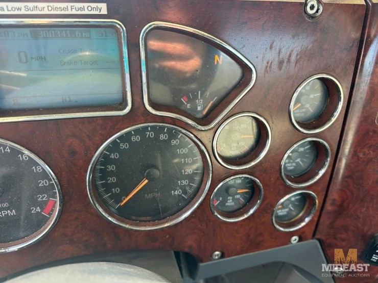 2017-mack-chu613-day-cab-tractor-image-31