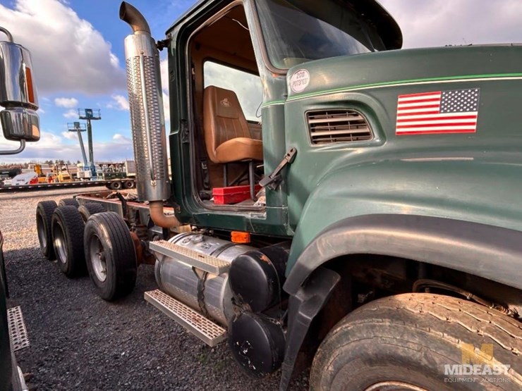 2002-mack-cv713-granite-triaxle-truck-image-11