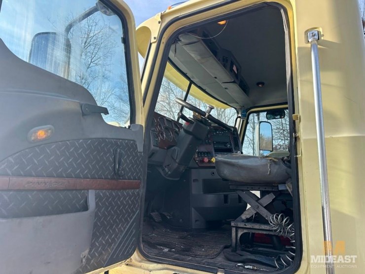 2017-mack-chu613-day-cab-tractor-image-22