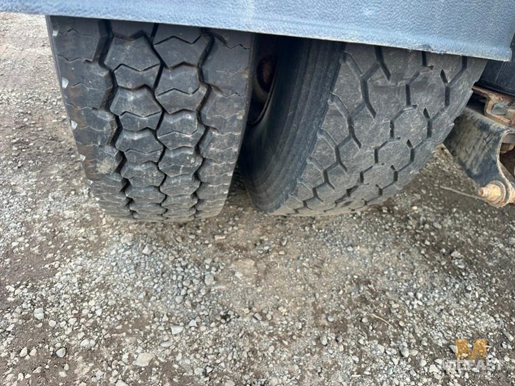 2013-ud-ud330-cab-over-truck-image-20