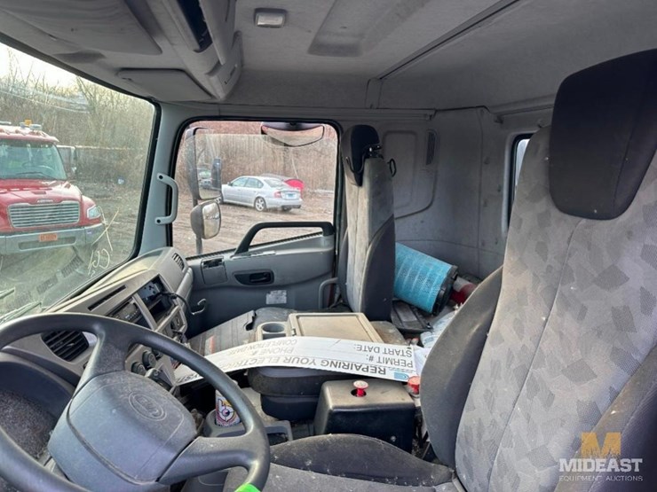 2013-ud-ud330-cab-over-truck-image-23