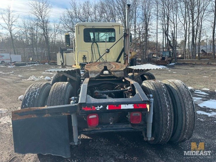 2017-mack-chu613-day-cab-tractor-image-4
