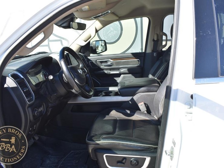 2021-ram-1500-laramie-image-18