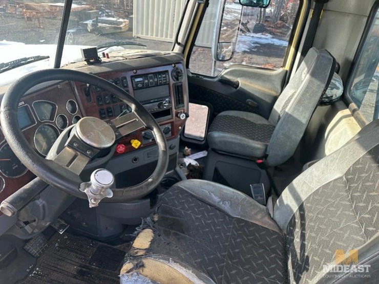 2017-mack-chu613-day-cab-tractor-image-23