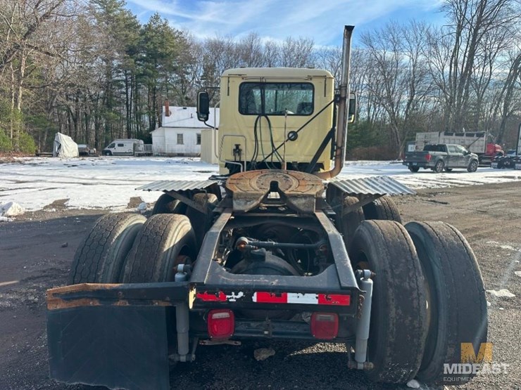 2017-mack-chu613-day-cab-tractor-image-6