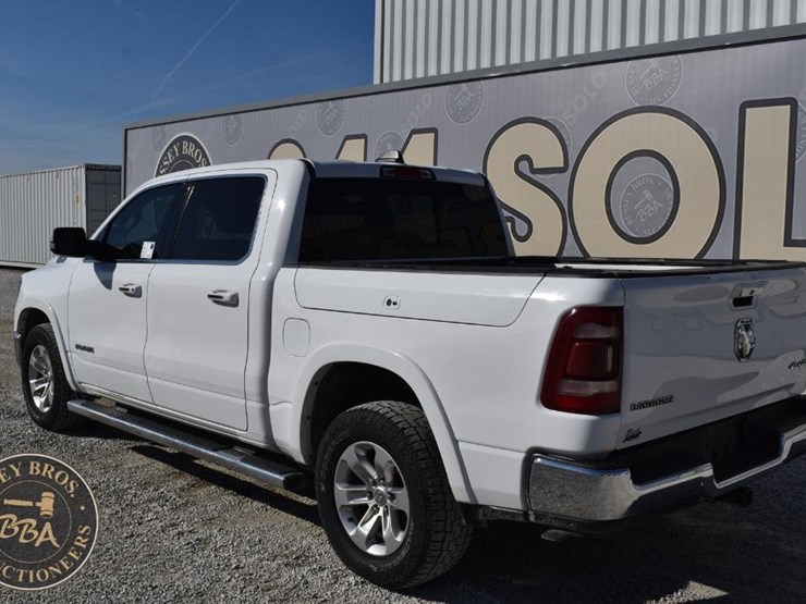 2021-ram-1500-laramie-image-3