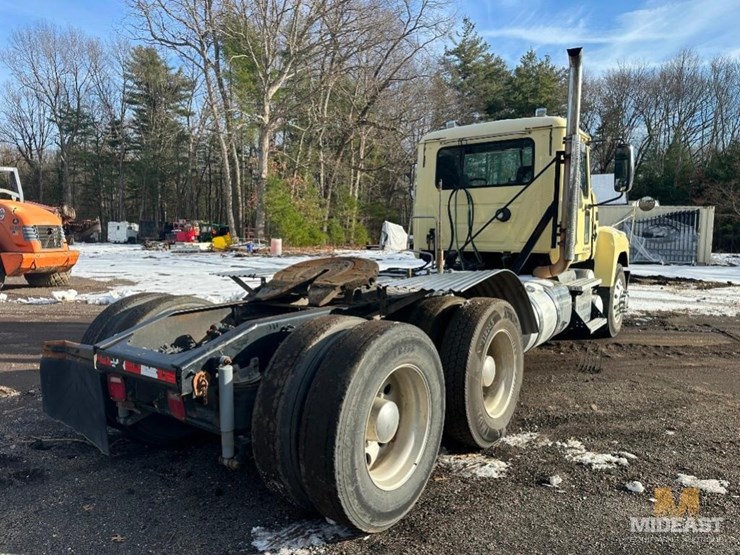 2017-mack-chu613-day-cab-tractor-image-7