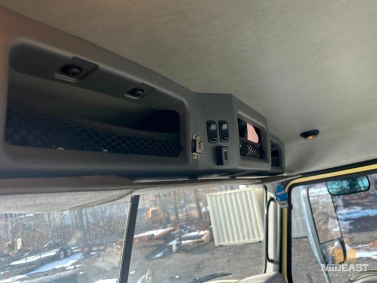 2017-mack-chu613-day-cab-tractor-image-26