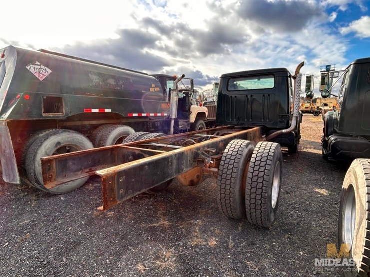 1989-international-1954-cab-and-chassis-truck-image-5