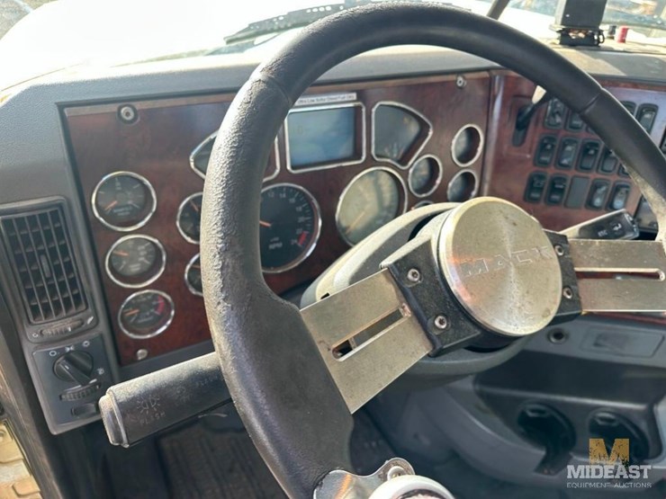 2017-mack-chu613-day-cab-tractor-image-24