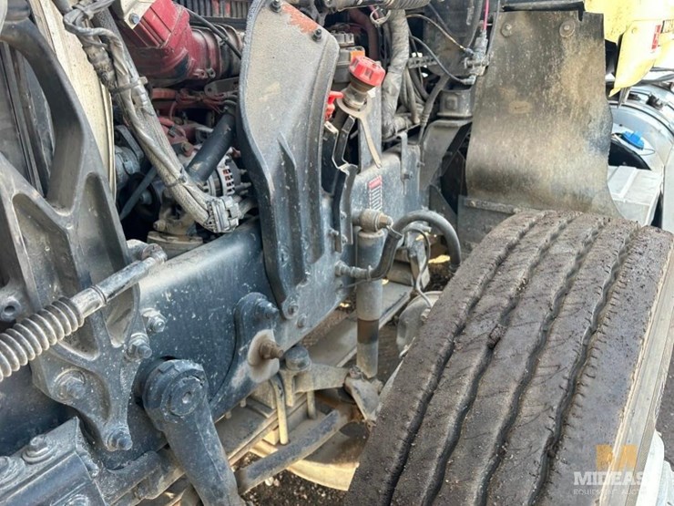 2017-mack-chu613-day-cab-tractor-image-15