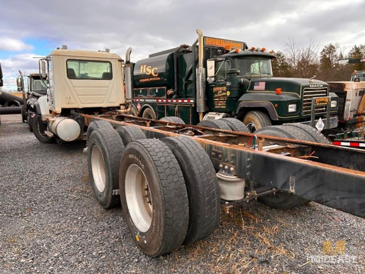 2006-mack-cv713-granite-cab-and-chassis-truck-image-5
