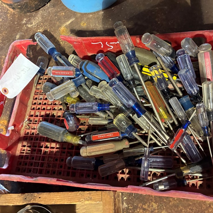 #17227 • Crate With Screwdrivers