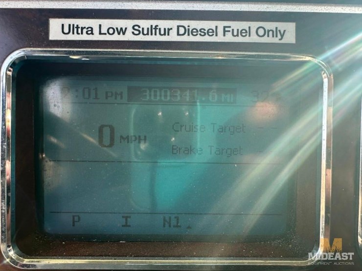 2017-mack-chu613-day-cab-tractor-image-30