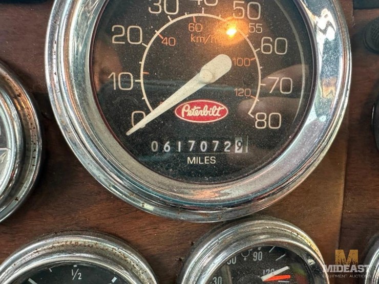 peterbilt-377-image-36