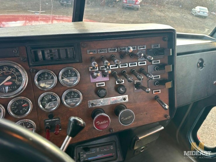 peterbilt-377-image-35