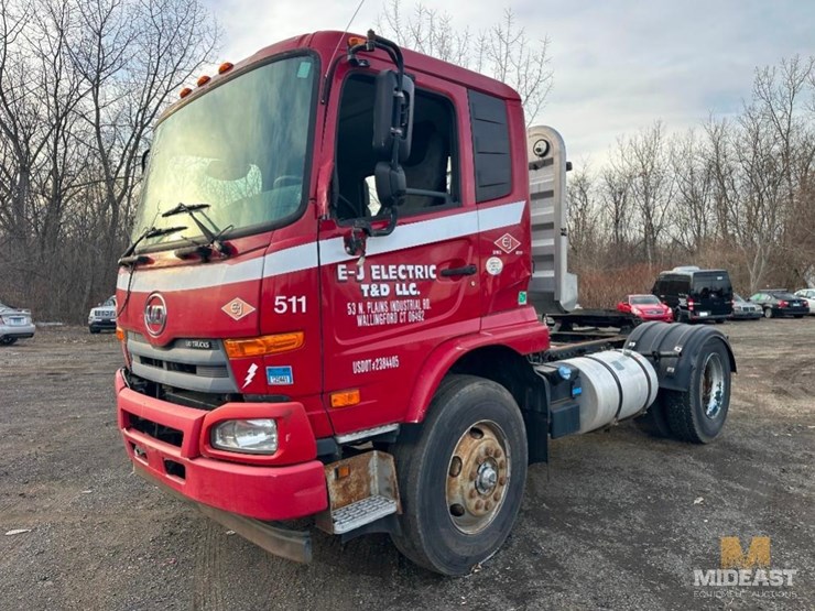 2013-ud-ud330-cab-over-truck-image-1