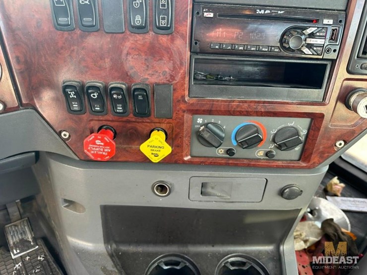 2017-mack-chu613-day-cab-tractor-image-27