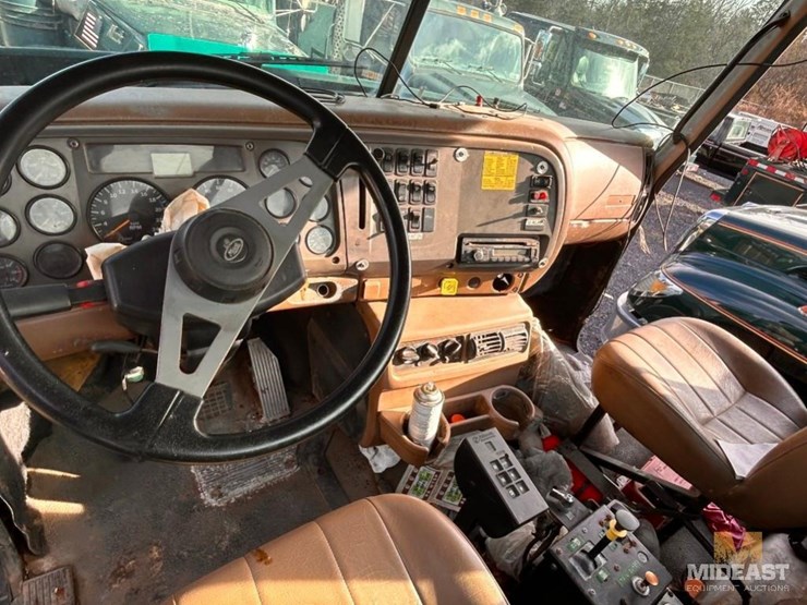 2002-mack-cv713-granite-triaxle-truck-image-15