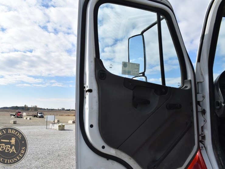 freightliner-business-class-m2-106-image-33