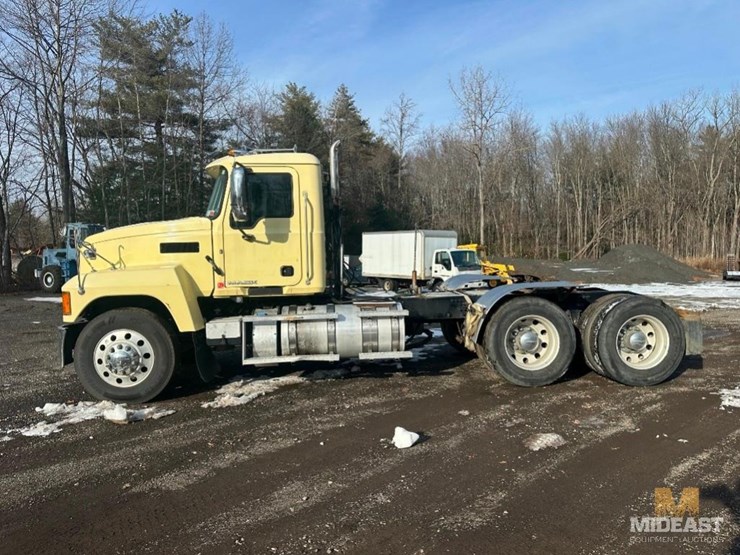 2017-mack-chu613-day-cab-tractor-image-2