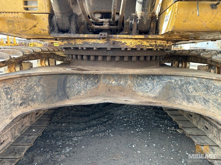 caterpillar-330d-image-16