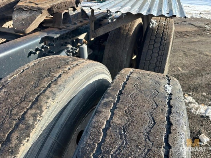 2017-mack-chu613-day-cab-tractor-image-13