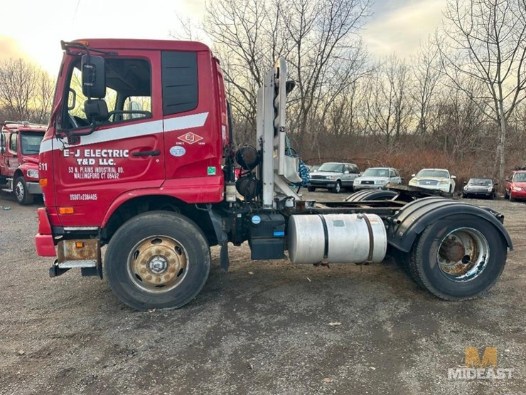 2013-ud-ud330-cab-over-truck-image-2