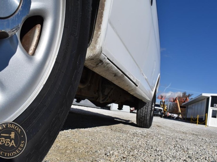 2019-chevrolet-express-2500-image-11