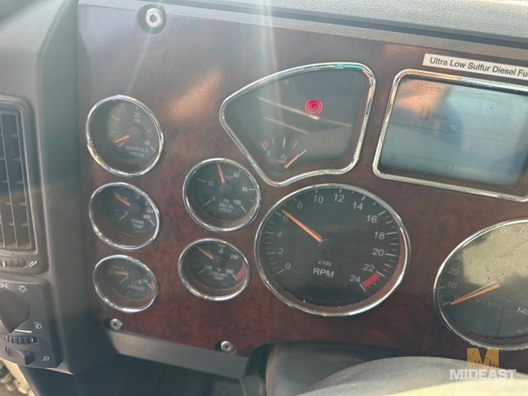 2017-mack-chu613-day-cab-tractor-image-29