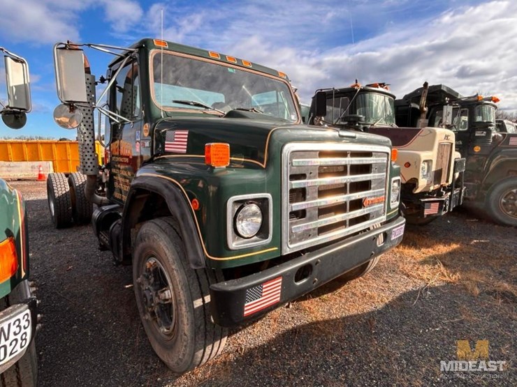 1989-international-1954-cab-and-chassis-truck-image-2