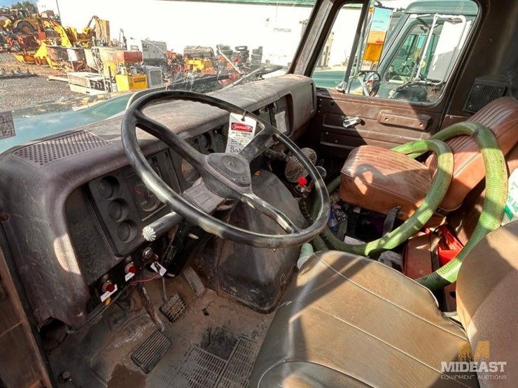 1989-international-1954-cab-and-chassis-truck-image-9