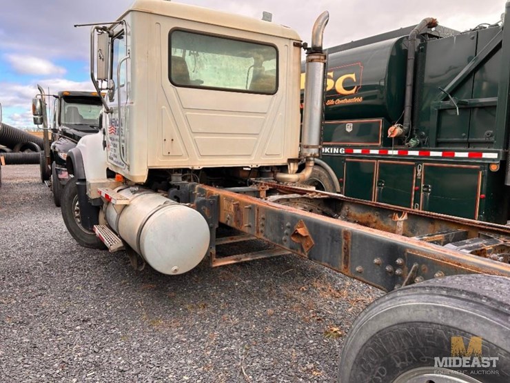 2006-mack-cv713-granite-cab-and-chassis-truck-image-2