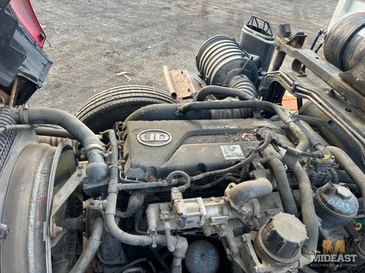 2013-ud-ud330-cab-over-truck-image-11
