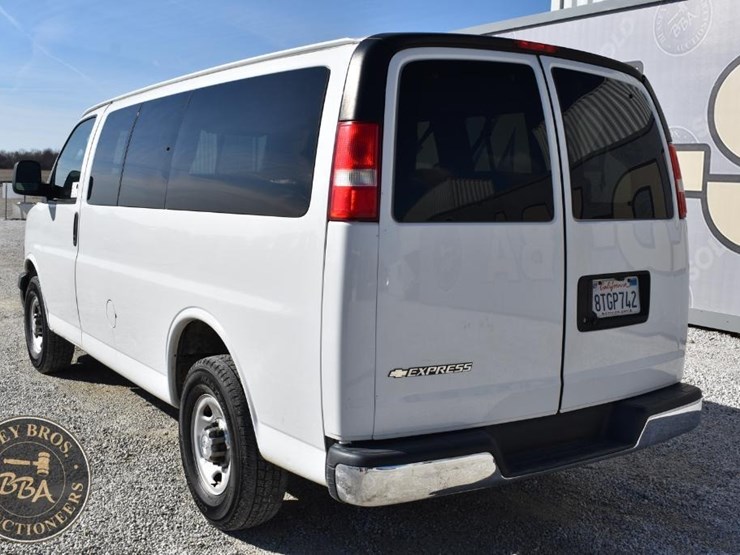 2019-chevrolet-express-2500-image-3