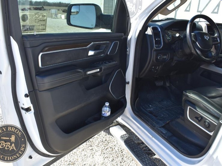 2021-ram-1500-laramie-image-16