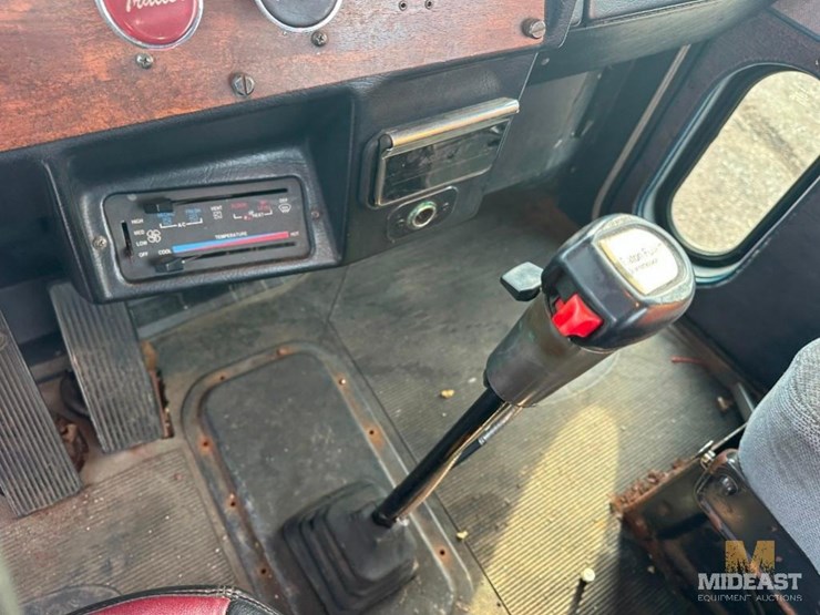 peterbilt-377-image-33