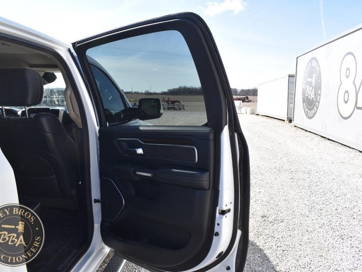 2021-ram-1500-laramie-image-31