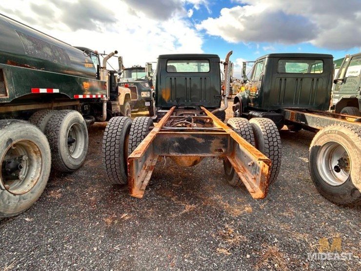 1989-international-1954-cab-and-chassis-truck-image-6