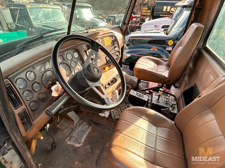 2002-mack-cv713-granite-triaxle-truck-image-14