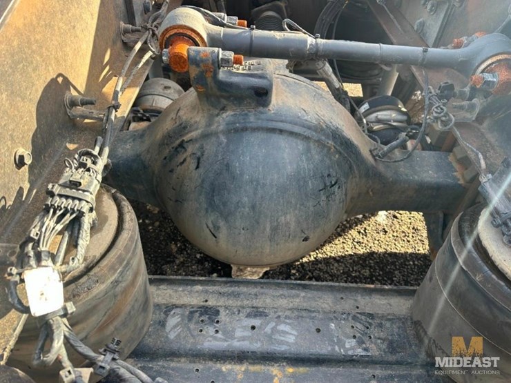 2017-mack-chu613-day-cab-tractor-image-18