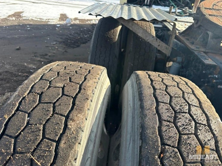 2017-mack-chu613-day-cab-tractor-image-14