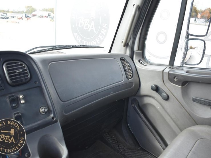 freightliner-business-class-m2-106-image-44