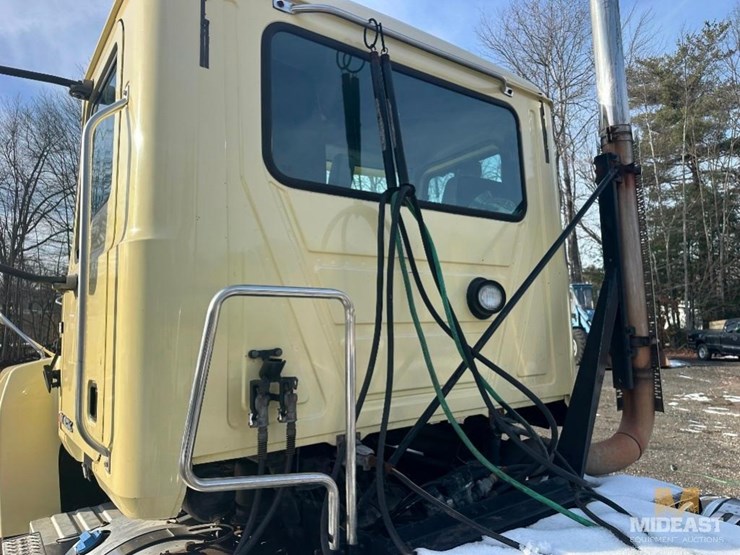 2017-mack-chu613-day-cab-tractor-image-12