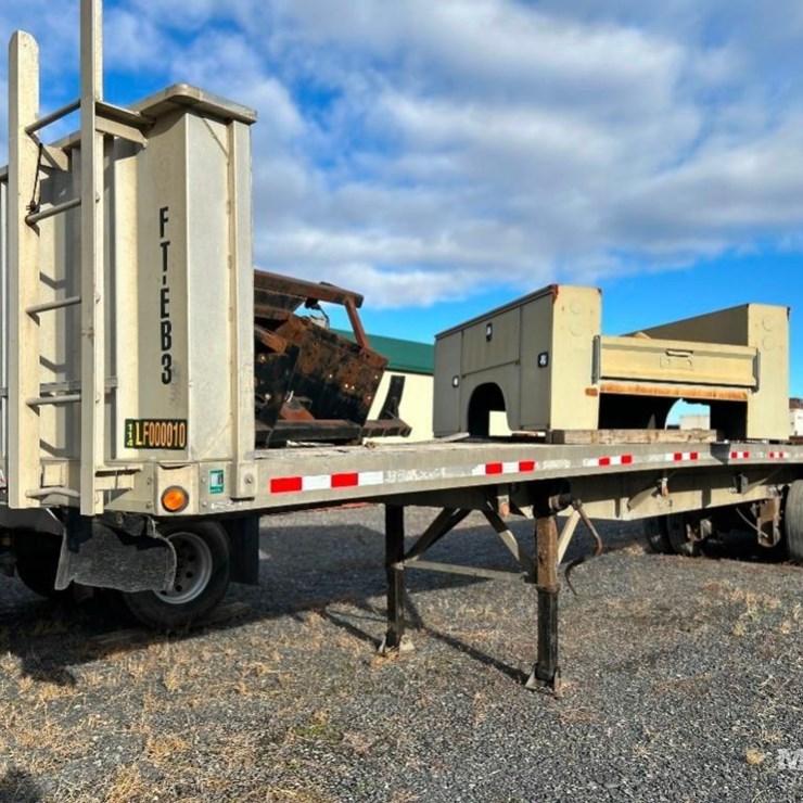 2001 Reitnouer Trailer