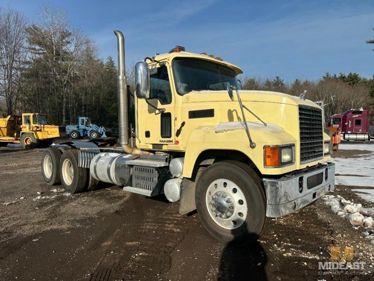 2017-mack-chu613-day-cab-tractor-image-9