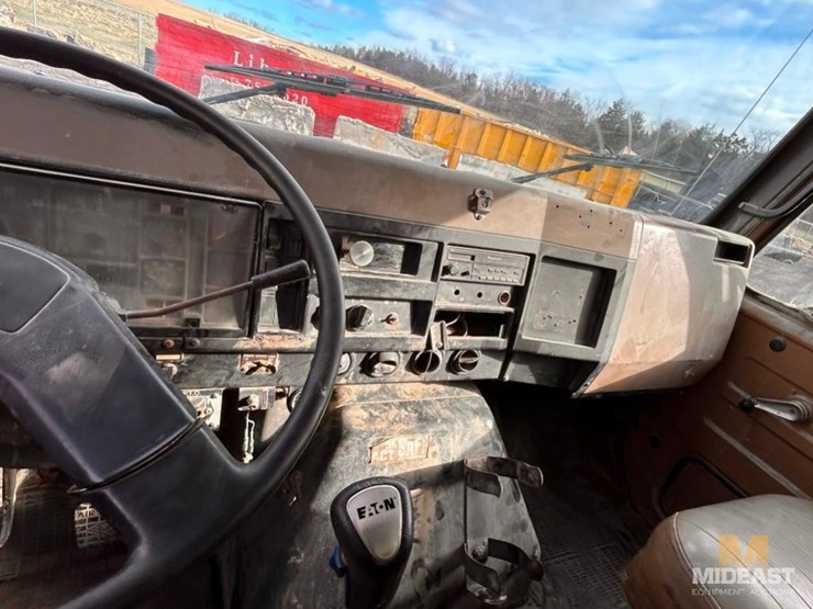 1990-international-f-4900-tandem-axle-dump-truck-image-16