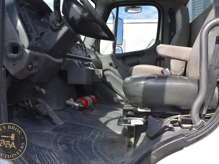 freightliner-business-class-m2-106-image-34